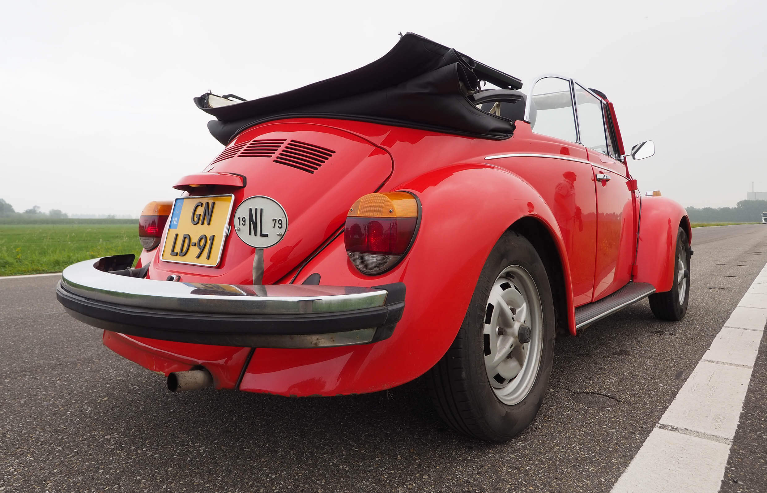 VRT CABRIO VW Kever Lady in Red2 Header slider