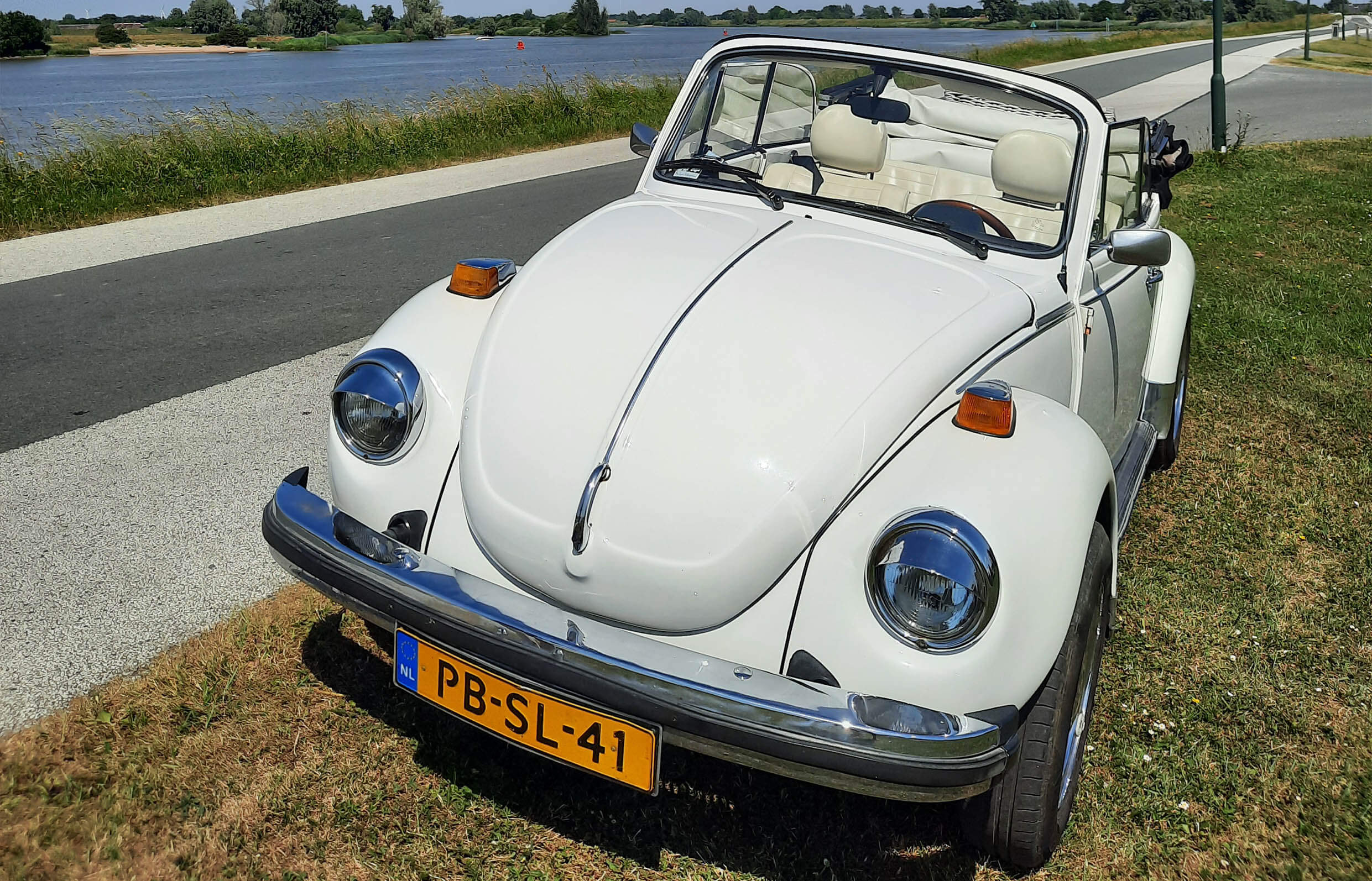 VRT CABRIO VW Kever Miss Black White1 Header slider